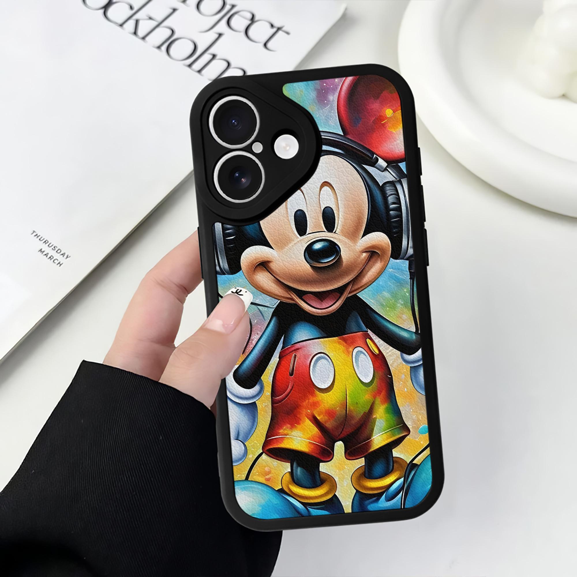 （画像用） ミッキーマウス Mickey Mouse 【iPhone 16シリーズ対応】シリコンスマホケース（レザー調） 材質：シリコン